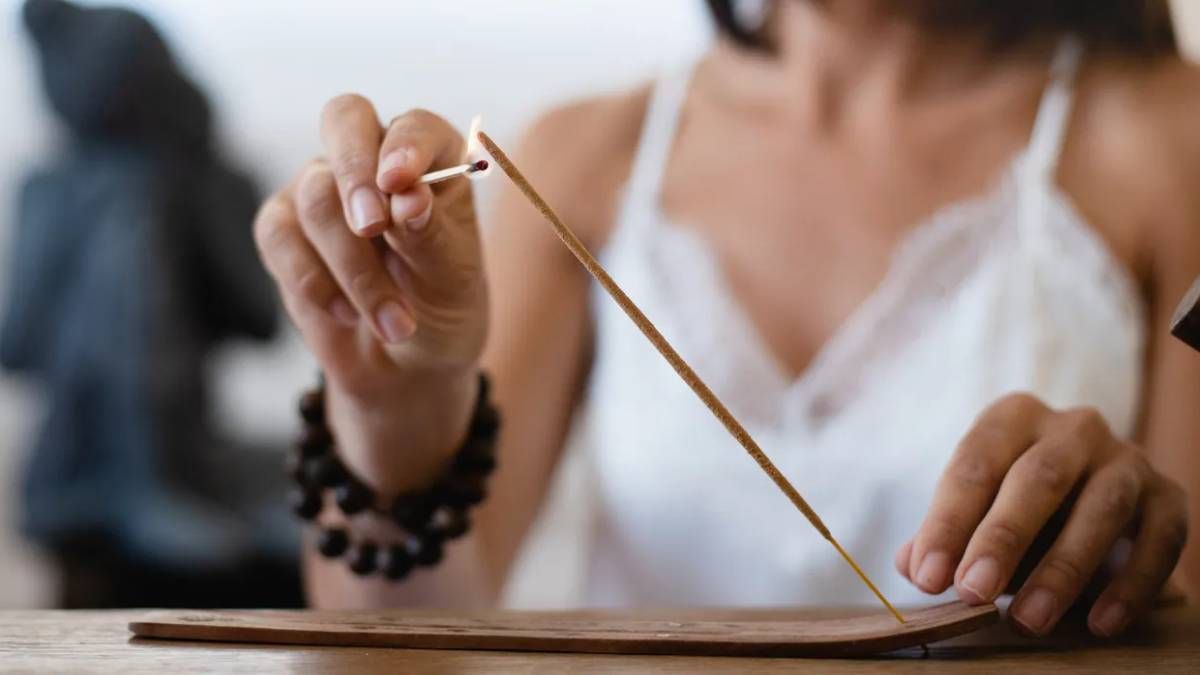 Los aromas de inciensos que te ayudarán a atraer prosperidad y buena energía