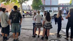 Padres y alumnos se reunieron en la puerta del colegio Santa María. Padres y alumnos se reunieron en la puerta del colegio Santa María.