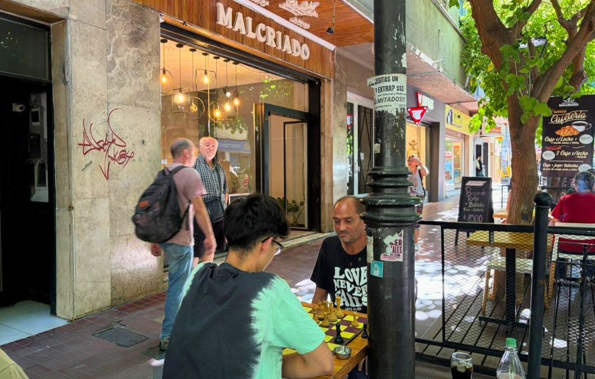 Un momento para concentrarse, pensar, evaluar y tomar decisiones. Jugar al ajedrez es el objetivo. Un momento para concentrarse, pensar, evaluar y tomar decisiones. Jugar al ajedrez es el objetivo.