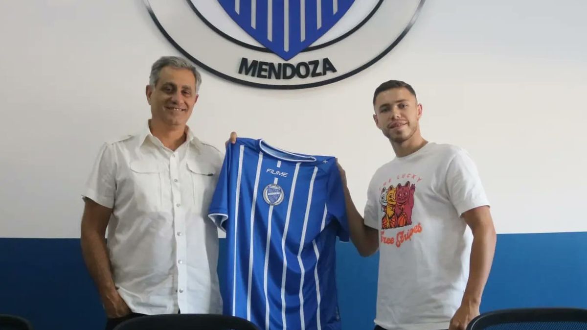 El vicepresidente José Mansur junto al delantero Tomás Conechny.