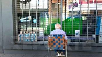 Un abuelo miró Argentina-Croacia frente a la vidriera de una casa de electrodomésticos y se volvió viral
