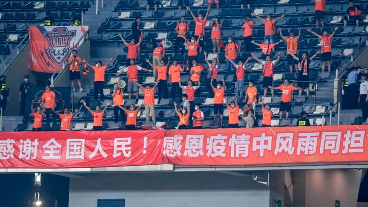 Los hinchas de Wuhan Zall asisten a partido por primera vez desde que se originó la pandemia.