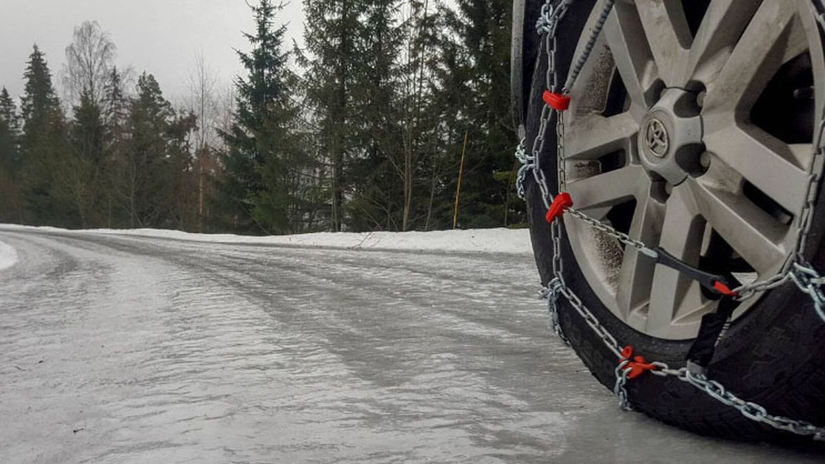 Cuando aparecen las señales de tránsito que muestran una rueda es porque se hace de uso obligatorio en rutas y caminos con hielo. Cuando aparecen las señales de tránsito que muestran una rueda es porque se hace de uso obligatorio en rutas y caminos con hielo.
