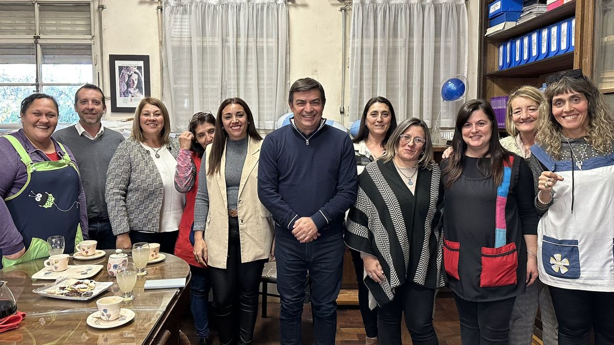 Omar De Marchi junto al personal de la escuela Justo José de Urquiza. Omar De Marchi junto al personal de la escuela Justo José de Urquiza.