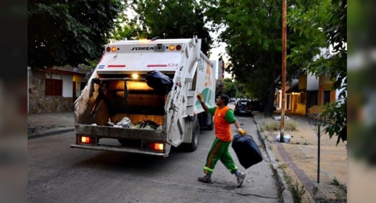 En un lamentable accidente, un empleado municipal de 35 años murió aplastado por el camión recolector de basura en el que trabajaba En un lamentable accidente, un empleado municipal de 35 años murió aplastado por el camión recolector de basura en el que trabajaba