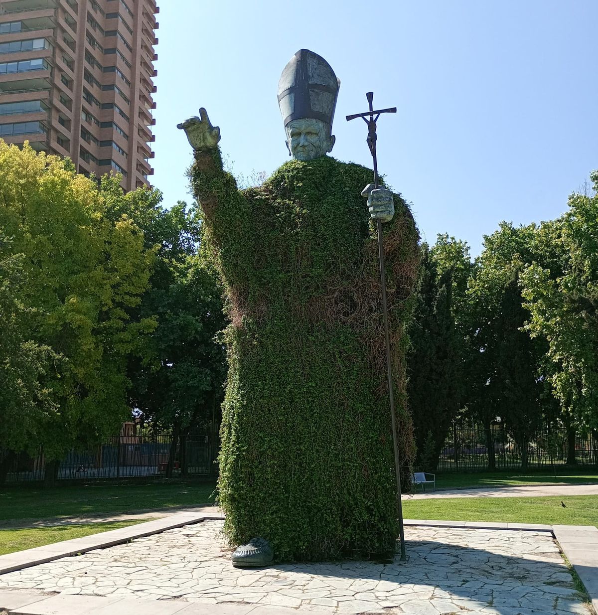 La estatua tiene una parte de bronce y otra compuesta por una malla metálica. La estatua tiene una parte de bronce y otra compuesta por una malla metálica.