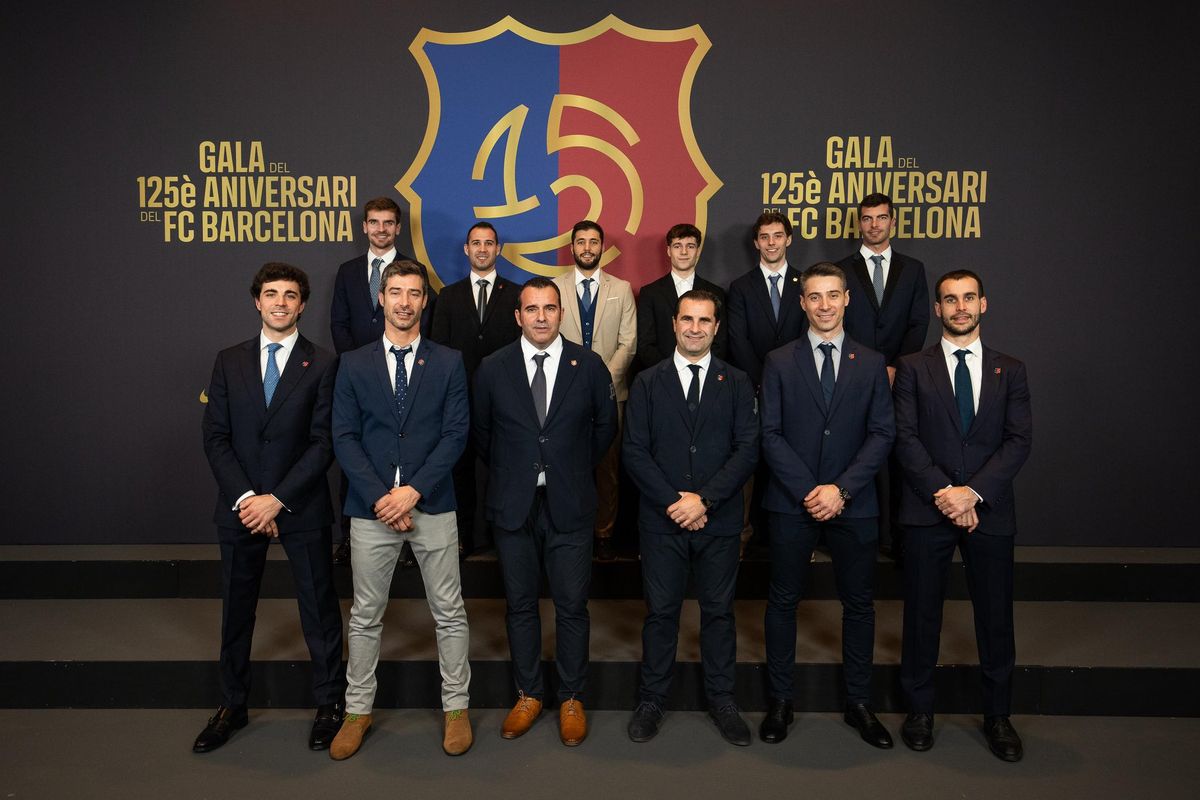 Cairo junto a otros deportistas históricos del club catalán.