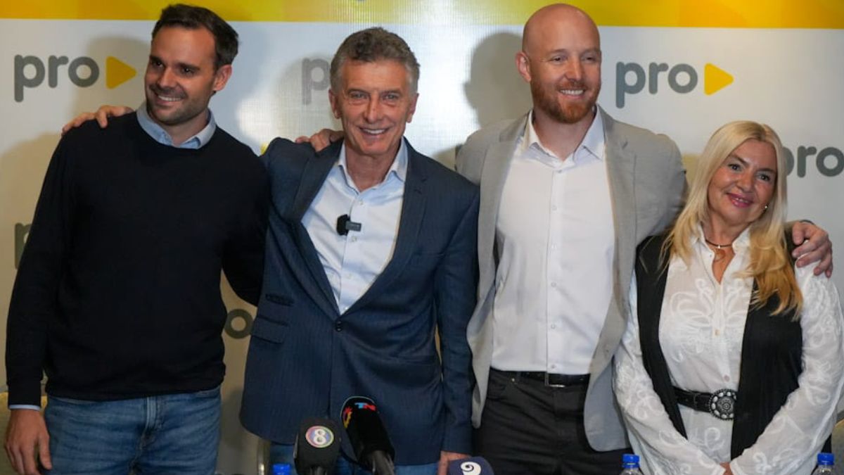 De izquierda a derecha: Gabriel Pradines, presidente del PRO Mendoza, Mauricio Macri, Esteban Allasino, intendente de Luján de Cuyo, y la diputada Lula Balsells-Miró.﻿