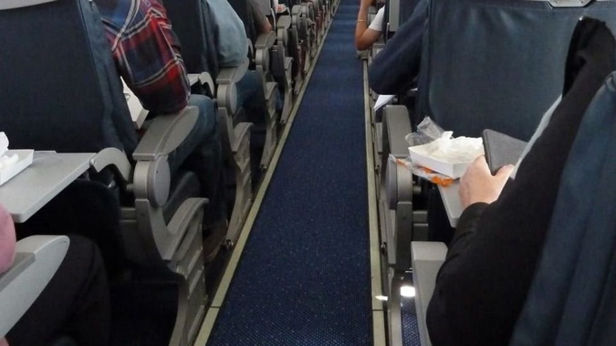 Una mujer holandesa que viajaba en un avión desde Ámsterdam a Ezeiza sufrió un paro cardíaco en pleno vuelo Una mujer holandesa que viajaba en un avión desde Ámsterdam a Ezeiza sufrió un paro cardíaco en pleno vuelo