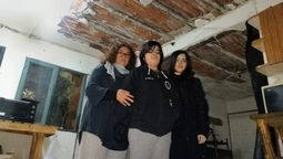 Cecilia González junto a sus hijos muestra el sector más comprometido de su vivienda. Debe mudarse o repararla y necesita ayuda. Cecilia González junto a sus hijos muestra el sector más comprometido de su vivienda. Debe mudarse o repararla y necesita ayuda.