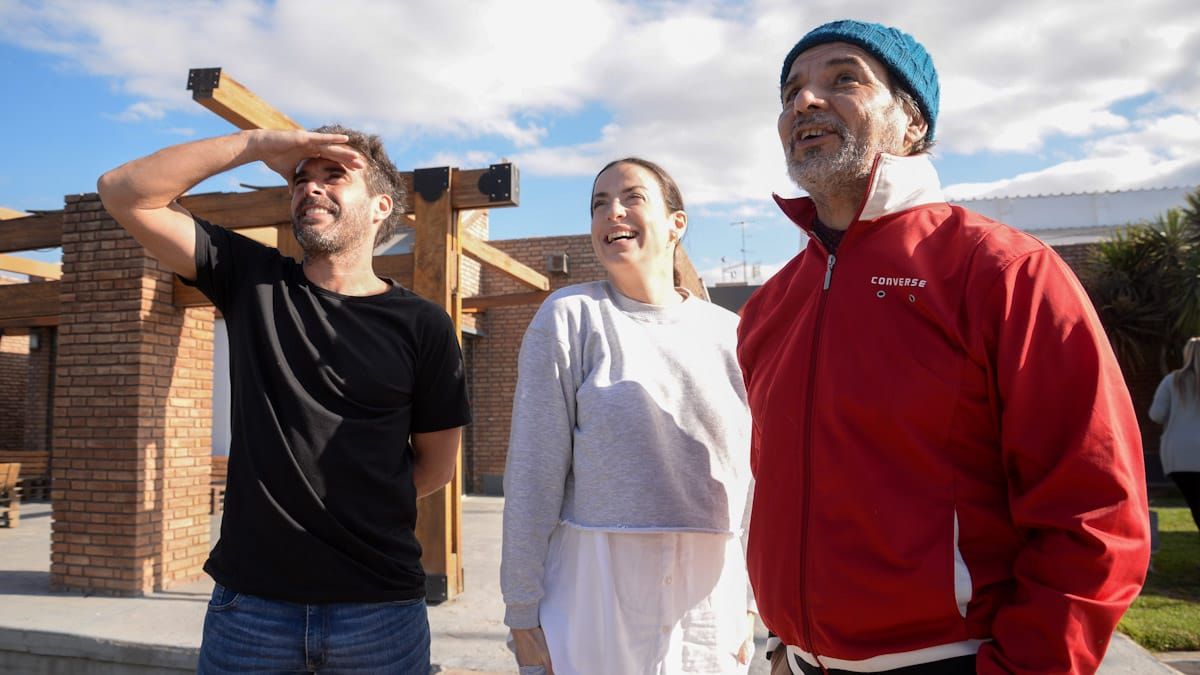 Cabré, Funes y Monje, atentos a los aviones de la Cuarta Brigada en medio de la sesión de fotos.