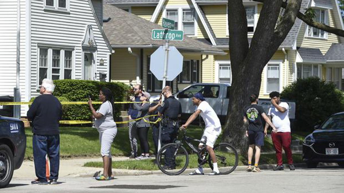 Los vecinos del cementerio de Wisconsin, se acercaron a la zona donde se produjo la balacera para saber lo que ocurría