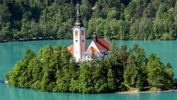 Una isla llamativa en Eslovenia. Imagen: Unsplash.