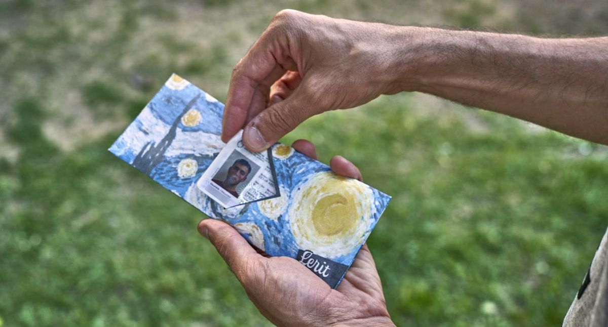 Para hacer la billeteras usan Tyvek blanco y lo plotean con tintas que no tienen tóxicos y no dañan la tierra. Para hacer la billeteras usan Tyvek blanco y lo plotean con tintas que no tienen tóxicos y no dañan la tierra.