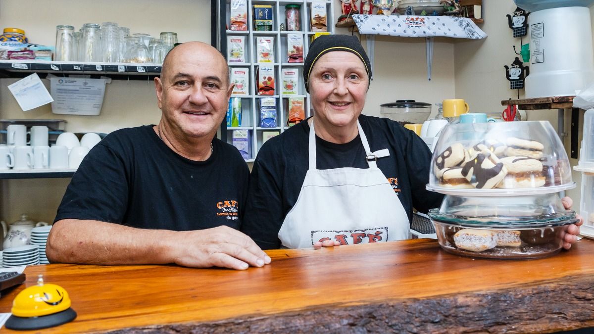 Domingo acaba de cumplir 62 años e Isabel tiene 60. Además de sus trabajos, emprendieron un café que atienden y elaboran ellos mismos en la casa de infancia de él. Domingo acaba de cumplir 62 años e Isabel tiene 60. Además de sus trabajos, emprendieron un café que atienden y elaboran ellos mismos en la casa de infancia de él.