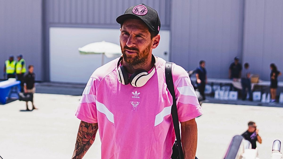 Messi viajó a Atlanta con sus compañeros.