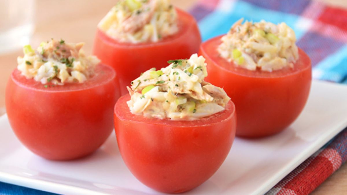 El tomate es un fruto ideal para acompañar otras comidas, es especial en ensaladas o rellenos El tomate es un fruto ideal para acompañar otras comidas, es especial en ensaladas o rellenos