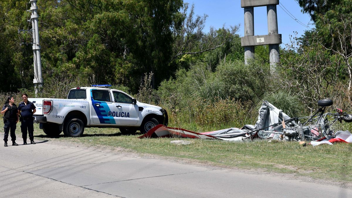 Un aladelta con motor se enredó con cables, se estrelló y murió el piloto