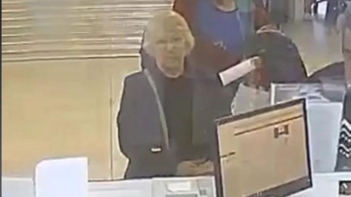 Una cámara de seguridad captó el momento en que Hortencia Villa compró un pasaje en la terminal de Guaymallén para ir hacia Potrerillos. Una cámara de seguridad captó el momento en que Hortencia Villa compró un pasaje en la terminal de Guaymallén para ir hacia Potrerillos.