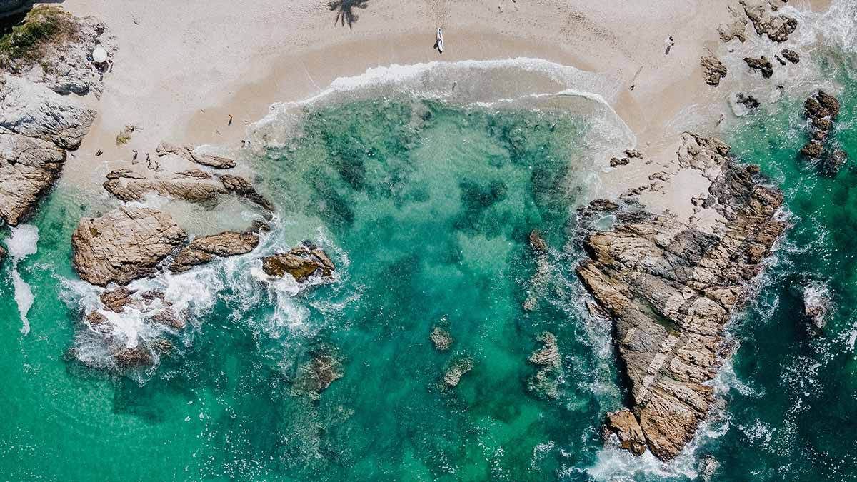 El agua del lugar es cristalina y azul.