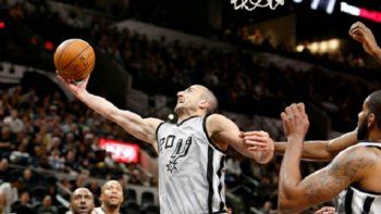 San Antonio venció a Toronto con poco de Ginóbili y Scola