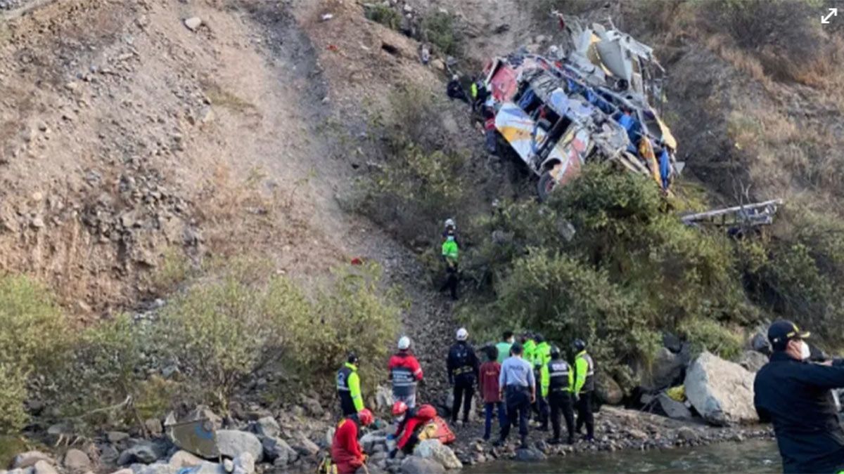 Un colectivo cayó al vacío en Perú: al menos 26 muertos