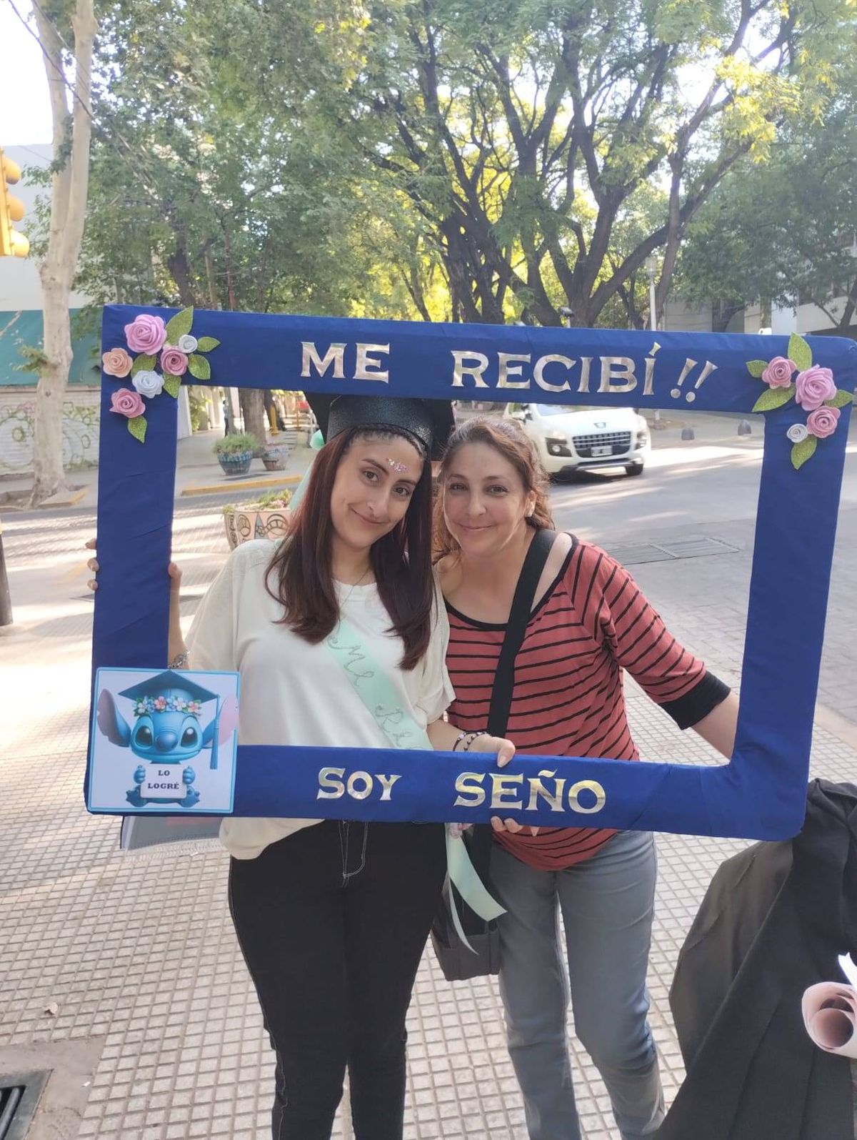 Tamara, flamante profesora, junto a su mamá, también docente recientemente egresada. Fotos: Gentileza.