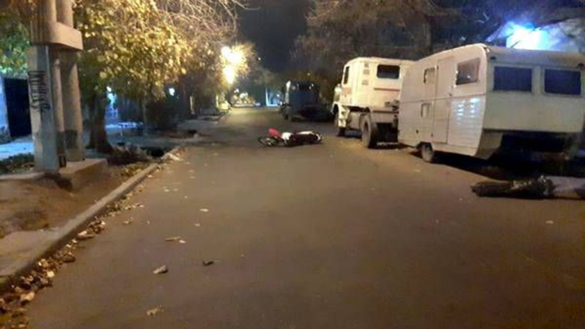 Tragedia en San Rafael: una motociclista murió al impactar a una casilla rodante. Foto Gentileza MediaMendoza