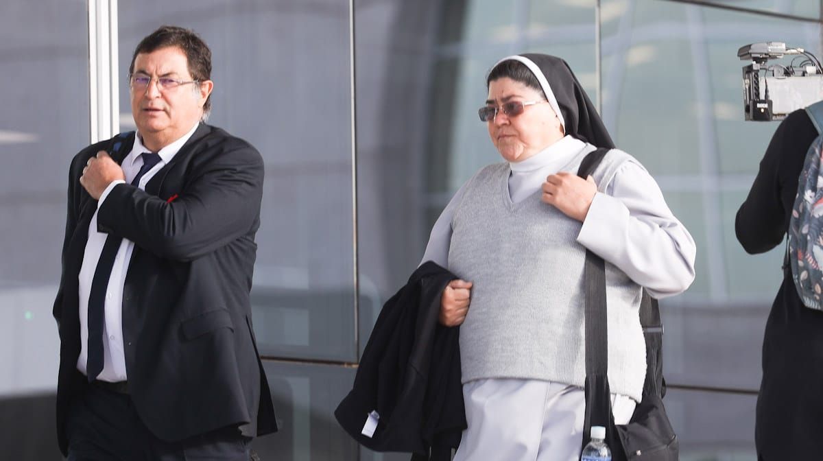 Asunción Martínez, una de las monjas que fue absuelta, junto a su abogado Carlos Varela Álvarez. Asunción Martínez, una de las monjas que fue absuelta, junto a su abogado Carlos Varela Álvarez.