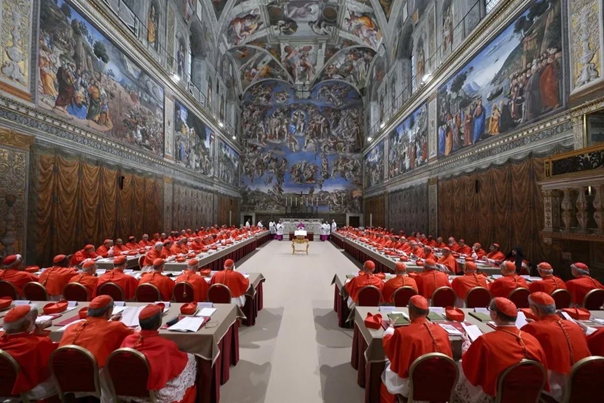 Los cardenales electores antes del comienzo del cónclave ayer martes en la Capilla Sixtina del Vaticano. Crédito: EFE/EPA/Vatican Media. Los cardenales electores antes del comienzo del cónclave ayer martes en la Capilla Sixtina del Vaticano. Crédito: EFE/EPA/Vatican Media.