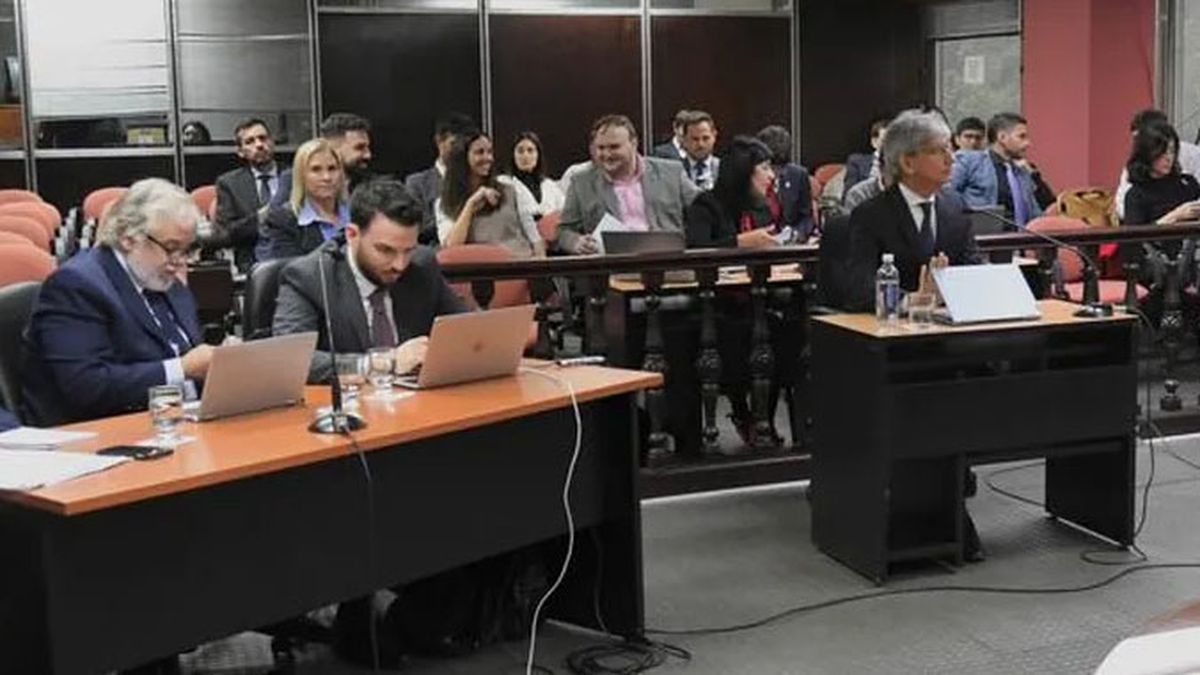 Cuando Walter Bento era sometido al Jury, que lo destituyó del cargo de juez. Cuando Walter Bento era sometido al Jury, que lo destituyó del cargo de juez.