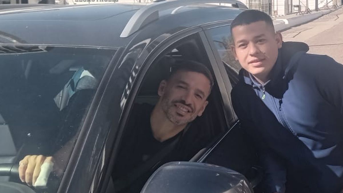 Ariel Broggi se despidi&oacute; de los jugadores y algunos hinchas aprovecharon para sacarse un foto con el DT que le dio el ascenso a Priimera.