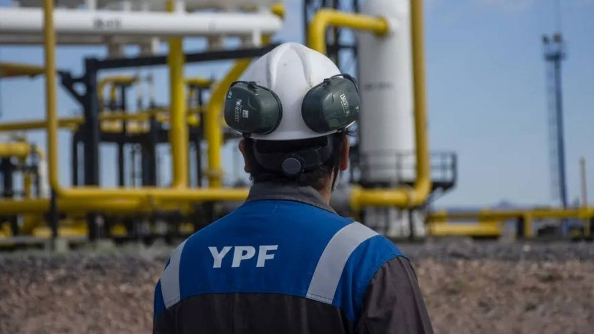 YPF tiene un peso importante en la economía argentina. YPF tiene un peso importante en la economía argentina.