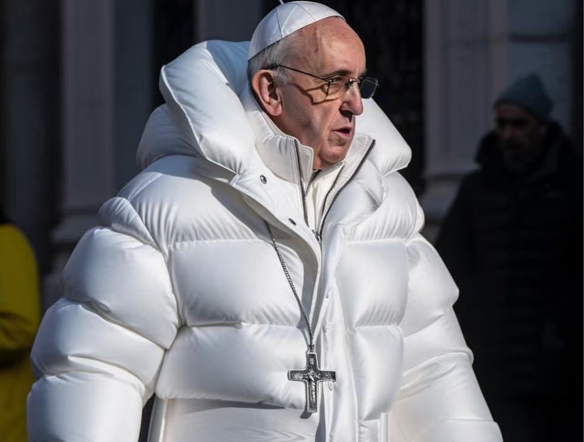 Francisco se refirió a una imagen falsa que se hizo viral en las redes sociales el año pasado, en que aparece con un abrigo blanco Francisco se refirió a una imagen falsa que se hizo viral en las redes sociales el año pasado, en que aparece con un abrigo blanco