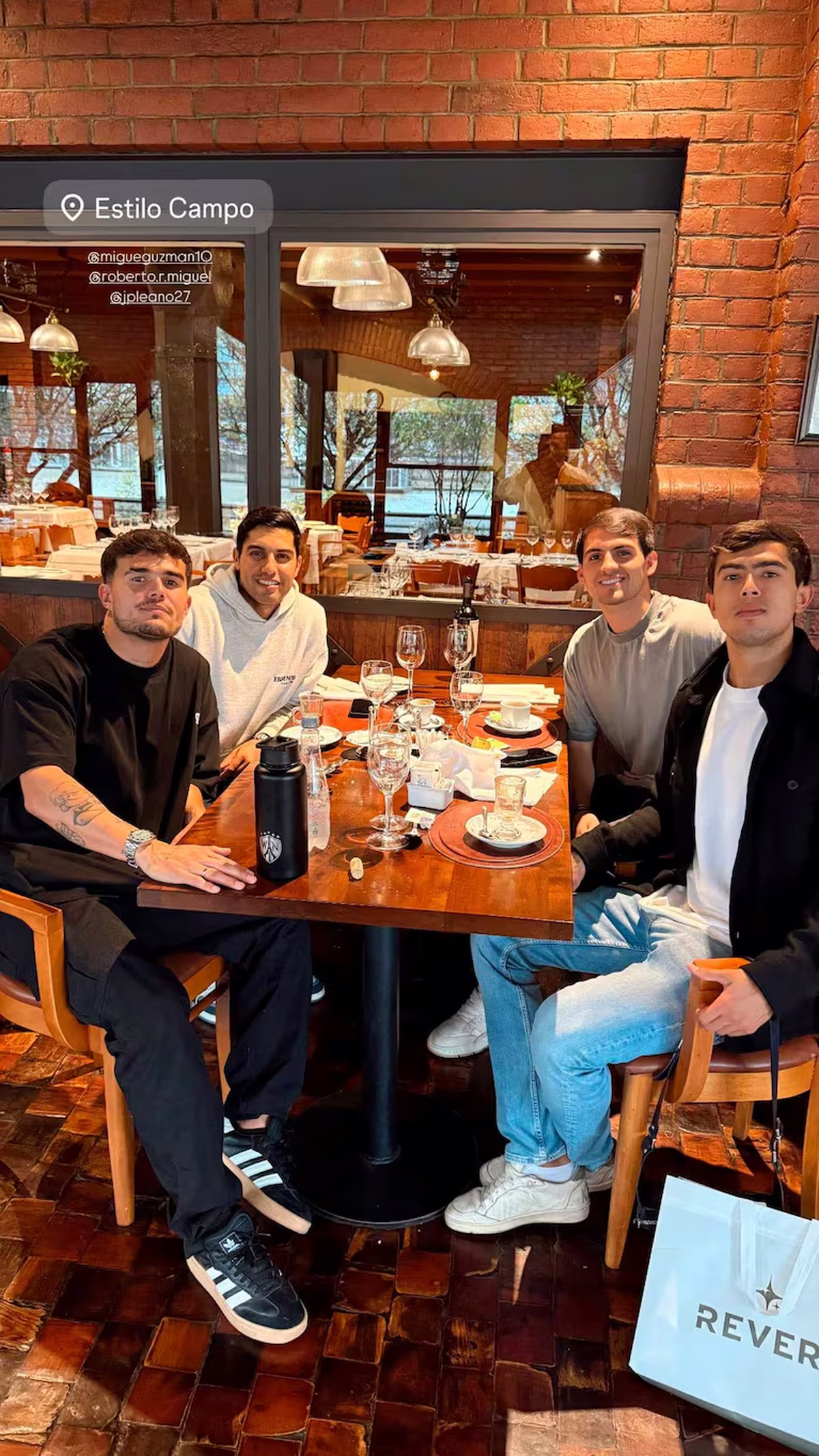 ¿Y L-Gante? Daniel Guzmán Jr. infraganti en el Chateau de Wanda Nara. ¿Y L-Gante? Daniel Guzmán Jr. infraganti en el Chateau de Wanda Nara.