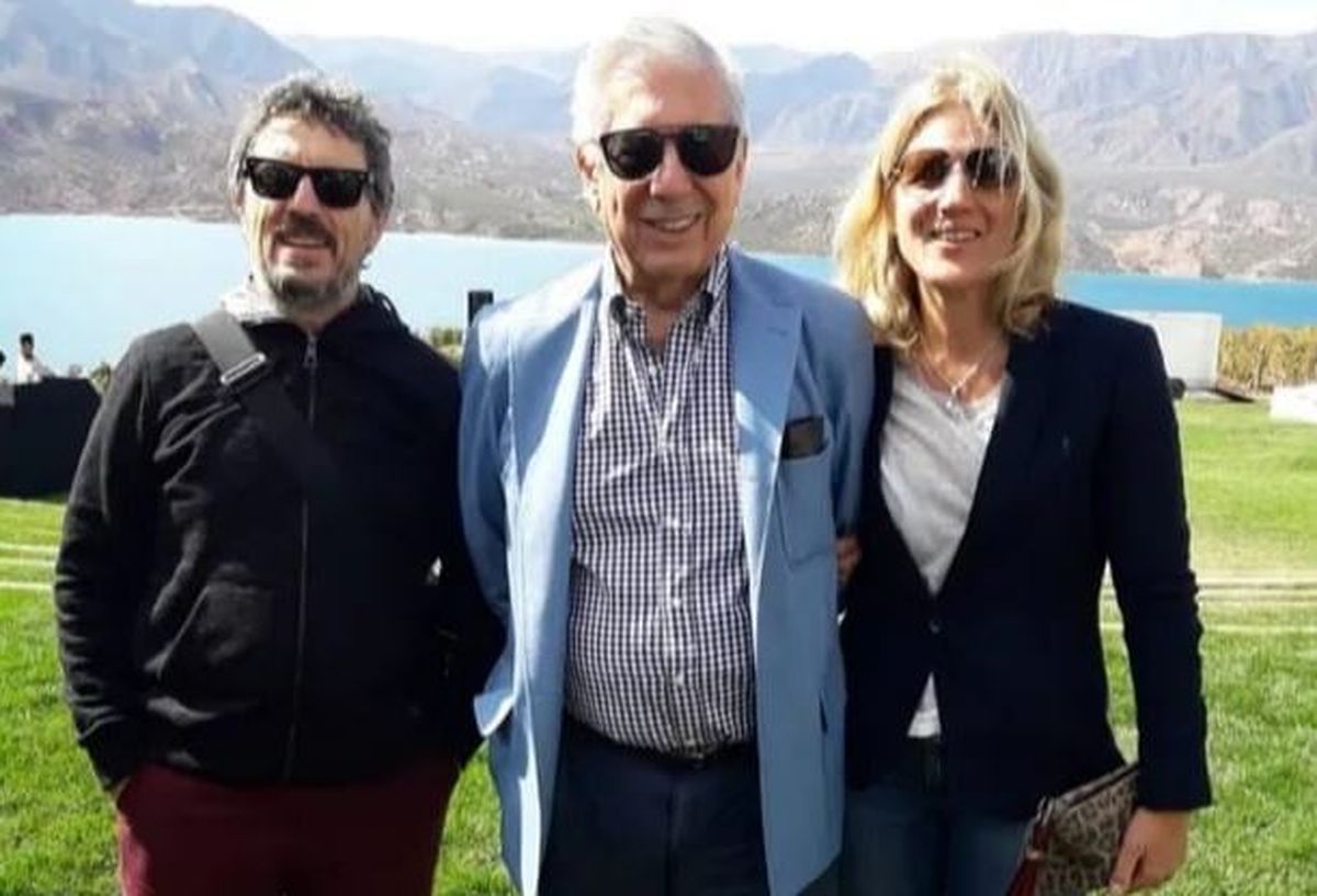 Mario Vargas Llosa con Andrés Gabrielli y su esposa Jimena Silvestri.