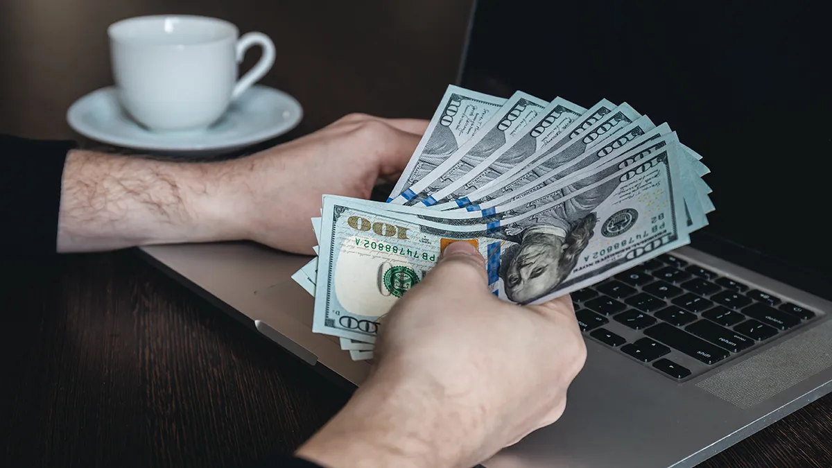 Existen maneras modernas de hacer dinero fácil por internet.