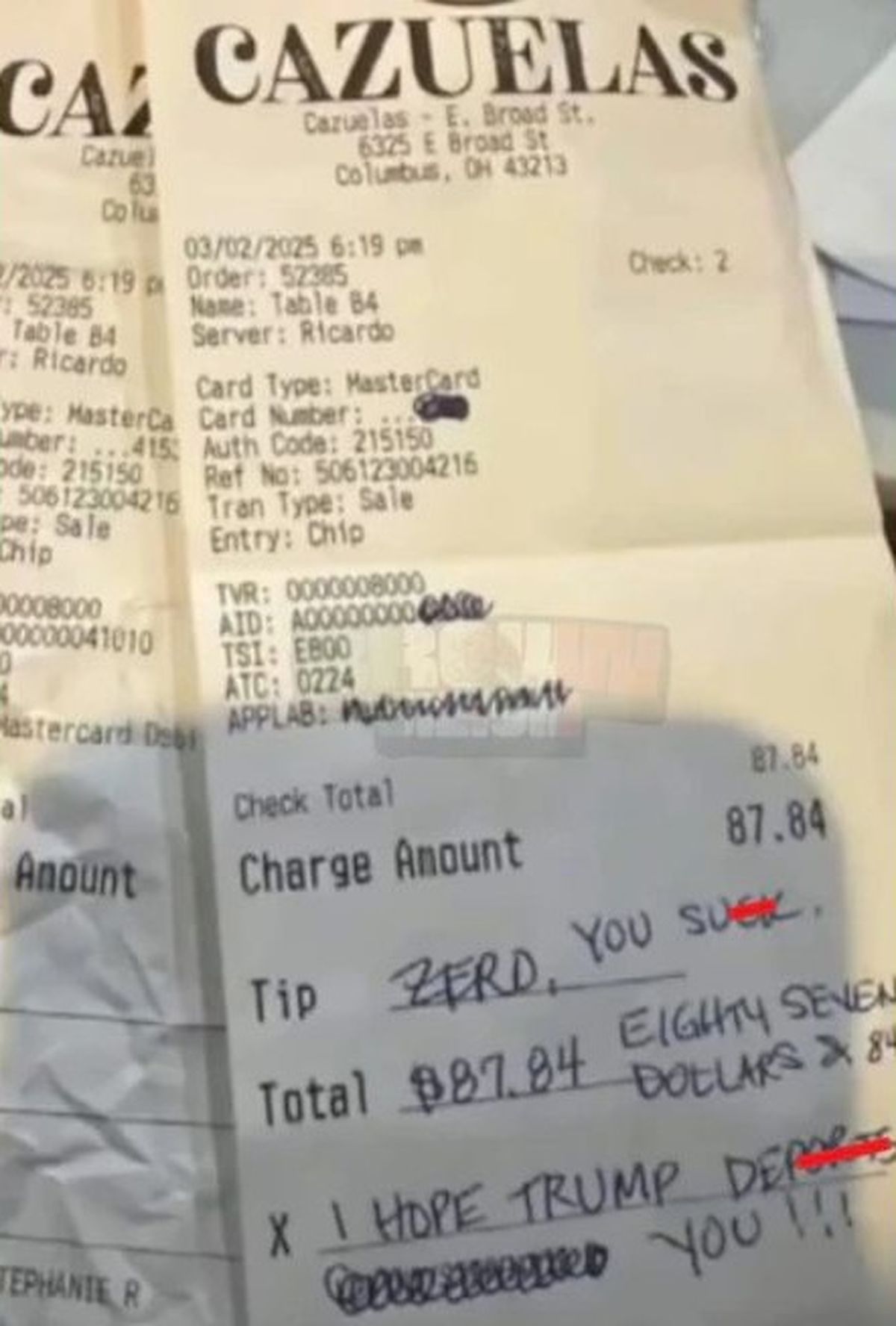 La mujer escribió comentarios racistas en el ticket del restaurante. La mujer escribió comentarios racistas en el ticket del restaurante.