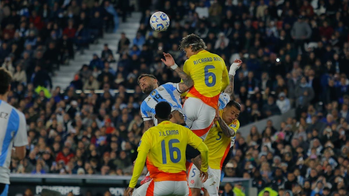 Otamendi y Richard Ríos en el encuentro en el Monumental. Foto: Nicolás Ríos/UNO. Otamendi y Richard Ríos en el encuentro en el Monumental. Foto: Nicolás Ríos/UNO.