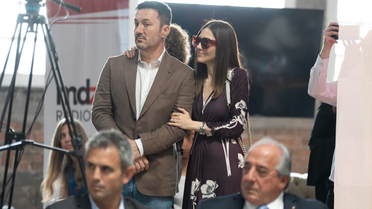 El diputado nacional Luis Petri y su pareja, Cristina Pérez, también escucharon a Walter Bressia, presidente de Bodegas de Argentina. El diputado nacional Luis Petri y su pareja, Cristina Pérez, también escucharon a Walter Bressia, presidente de Bodegas de Argentina.