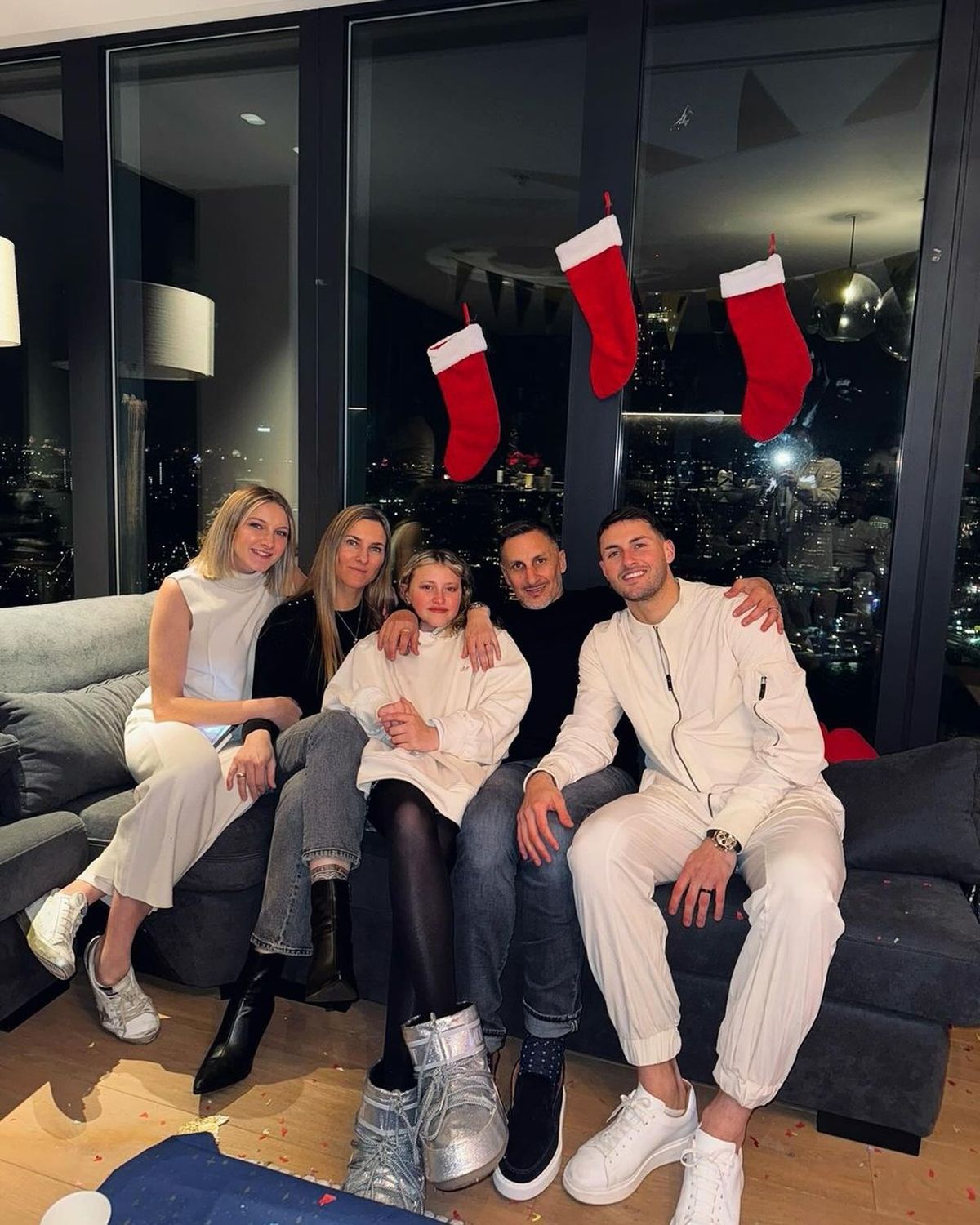 Santiago Giménez celebró el año nuevo con su padre Chaco, quien le inculcó su amor por Boca Santiago Giménez celebró el año nuevo con su padre Chaco, quien le inculcó su amor por Boca