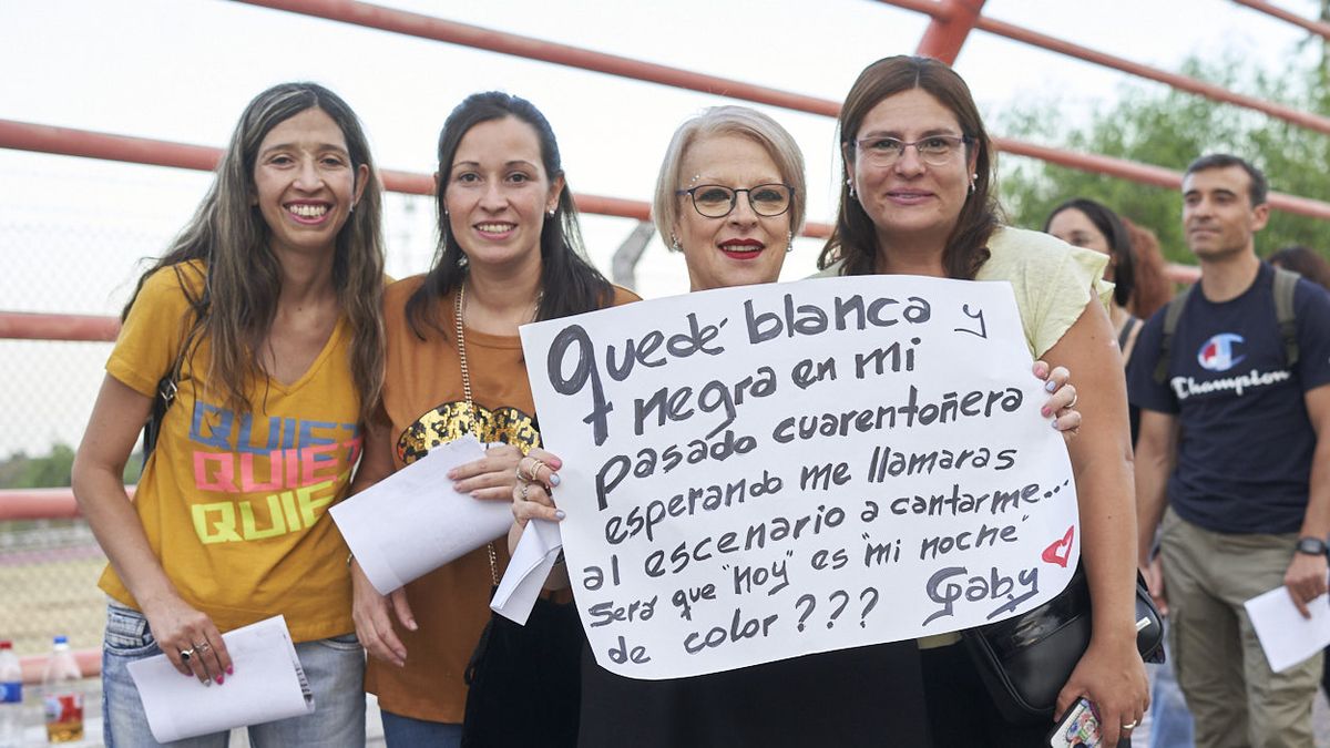 Las fanáticas y sus carteles los infaltables del show.