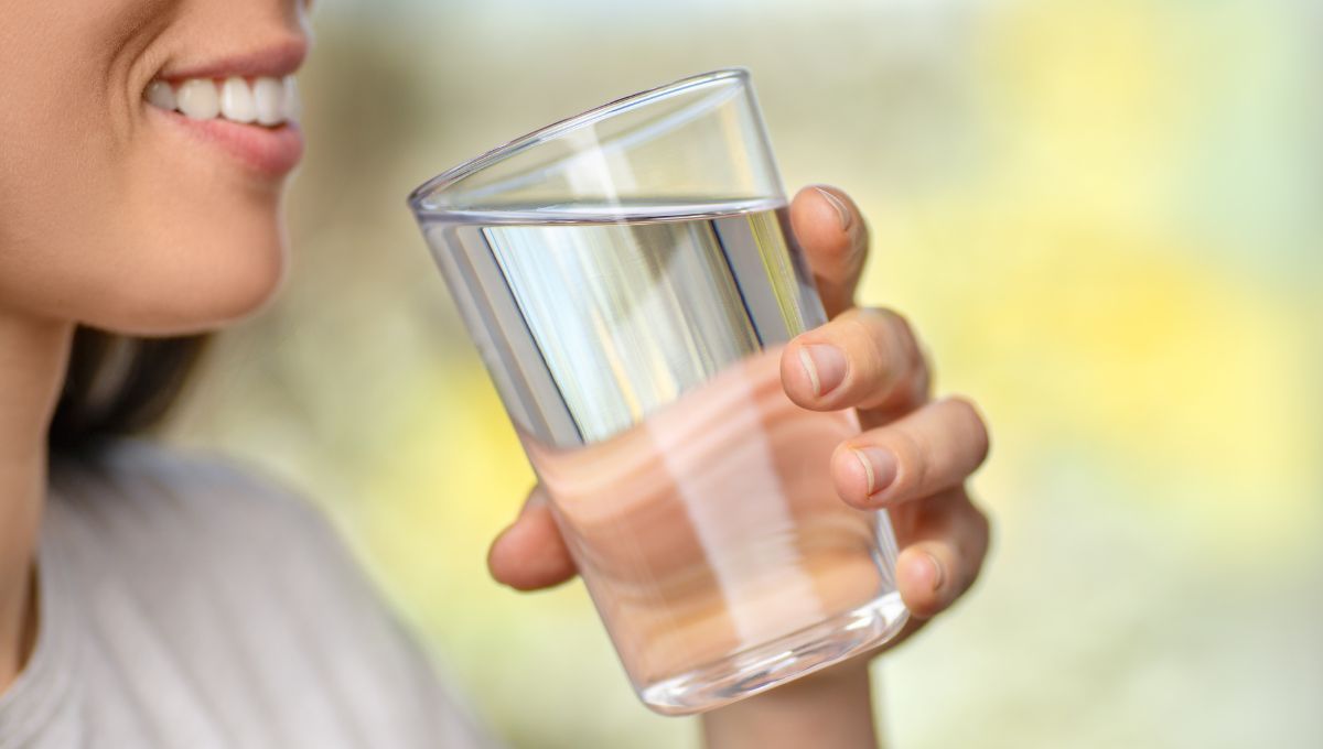 Por qué hay que beber agua tibia en ayunas
