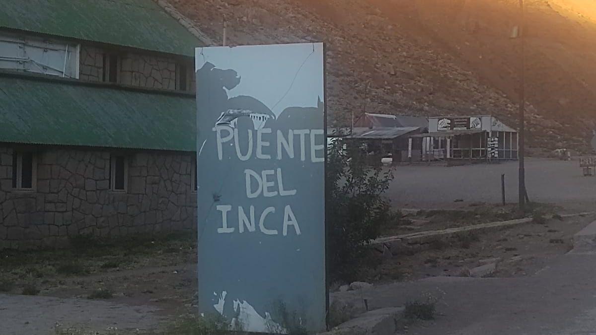 Así está hoy el Puente del Inca, sin cartelería acorde ni servicios de categoría para el turismo en Mendoza.