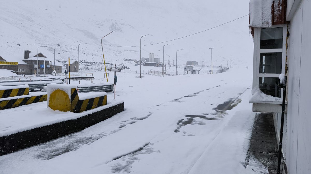 El paso a Chile permanecerá cerrado todo el fin de semana. Las Cuevas lucía este sábado con un gran manto blanco.