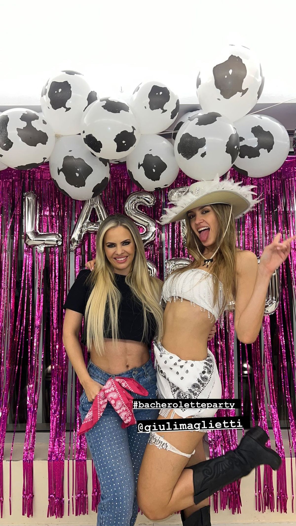 Con nueva despedida de soltera, Alejandra Maglietti lleva el cowboy ultra XS al ras. Con nueva despedida de soltera, Alejandra Maglietti lleva el cowboy ultra XS al ras.