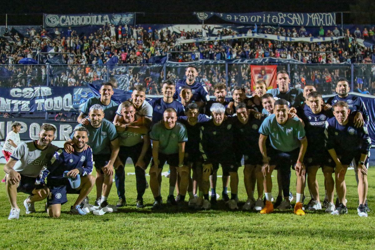 Los jugadores de Independiente Rivadavia salierion al campo de juego y disfrutaron del gran banderazo que hicieron los hinchas.