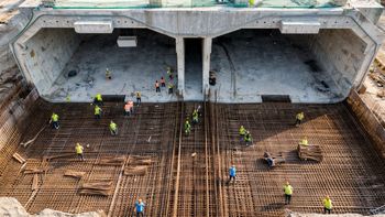 China rompe récord con una gigantesca perforadora que excava 89 metros bajo el río para un túnel de trenes de alta velocidad China rompe récord con una gigantesca perforadora que excava 89 metros bajo el río para un túnel de trenes de alta velocidad