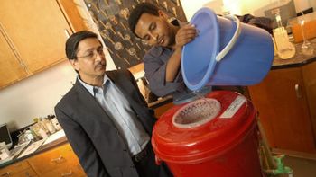 El invento de arena que salvó a un pueblo: da agua limpia a miles de personas El invento de arena que salvó a un pueblo: da agua limpia a miles de personas