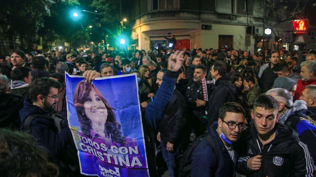 Manifestantes frente a la casa de Cristina Kirchner.